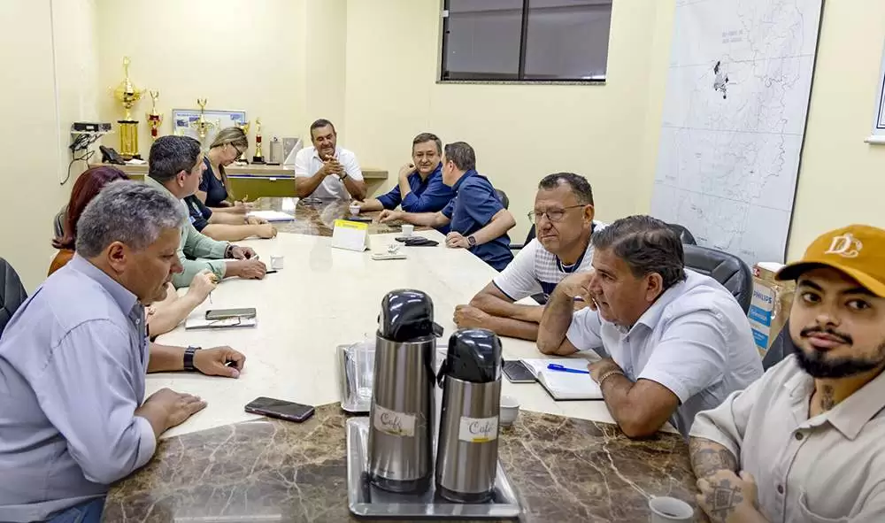 Prefeito de São Gabriel do Oeste apresenta aos vereadores a nova secretária municipal de Saúde