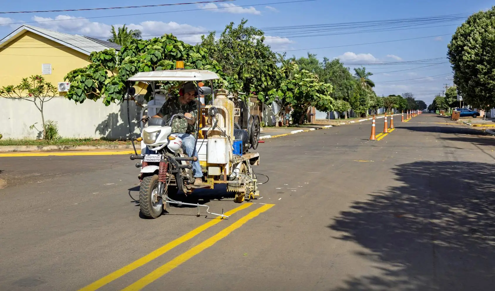 Prefeitura realiza manutenção, limpeza e revitalização da sinalização nas ruas da cidade
