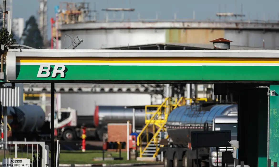 Petrobras aumenta diesel, mas subsídio mantém valor final