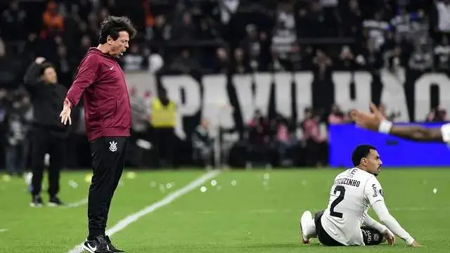 Memphis perde pênalti no último lance e Corinthians cai diante do Estudiantes
